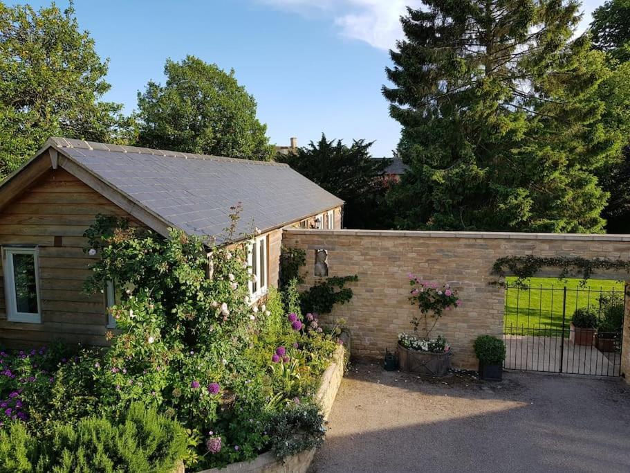 Charming Cottage Surrounded By Idyllic Garden In Peaceful Location In Central Charlbury Kültér fotó
