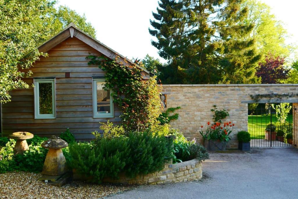 Charming Cottage Surrounded By Idyllic Garden In Peaceful Location In Central Charlbury Kültér fotó